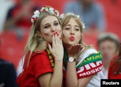 Dua fans sepak bola sebelum laga Grup H antara Polandia dan Senegal di Stadion Spartak, Moskow, Rusia, 19 Juni 2018.