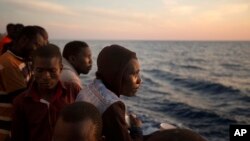 Des migrants d'Afrique subsaharienne à bord du navire humanitaire "Golfo Azzurro" arrivant au port of Pozzallo, Italie, le 17 juin 2017.