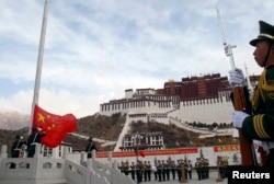 中国武警在拉萨升旗典礼上敬礼。（资料照片）