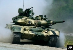 Tank T-90S Rusia, yang mampu menembakkan rudal berpemandu laser ke sasaran darat dan helikopter, di dekat Nizhny Tagil, Rusia. (Foto: AP)
