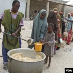 Para pengungsi Somalia antri bantuan makanan yang dibagikan oleh organisasi 'Jumbo', sebuah LSM lokal di Mogadishu (11/8).