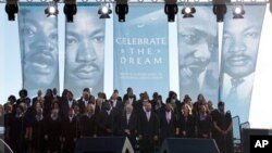 Barack Obama participe à la dédicace d’un monument à la mémoire de Martin Luther King, Jr.