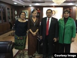 អ្នកស្រី មូរ សុខ​ហួរ ក្នុងជំនួបជាមួយ លោក ​Fadli​ Zon ​អនុប្រធានសភាជាន់ទាបឥណ្ឌូ​នេស៊ី ​កាល​ពី​ថ្ងៃទី ​០៧ ​ខែ ធ្នូ ឆ្នាំ​ ២០១៧​ នៅ​ទីក្រុង​ចាកាតា។ ​(រូប​ថត​ផ្ដល់​ឱ្យ)​