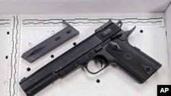 Senjata mainan yang dipegang oleh Tamir Rice sebelum ditembak polisi di Cleveland, Ohio, Sabtu (22/11).