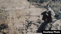 លោក គង្គ ប៊ុនឈឿន ម្ចាស់​កវី​ស្ទឹង​សង្កែ និង​ជា​អ្នក​និពន្ធ​ចម្រៀង និង​ប្រលោម​លោក​ដ៏​ល្បីល្បាញ​នៅ​ក្នុង​ទសវត្សរ៍​ទី​៦០ បាន​ទទួល​មរណភាព​នៅ​ប្រទេស​ន័រវេ័ស កាលពី​ថ្ងៃអាទិត្យ ទី១៧ ខែមេសា ឆ្នាំ​២០១៦។ (រូបថត​ដក​ស្រង់​ចេញ​ពី​ទំព័រ​ហ្វេសប៊ុក​សាធារណៈ​របស់​លោក គង្គ ប៊ុនឈឿន)