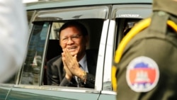 លោក កឹម សុខា មេដឹកនាំ​បក្សជំទាស់ បាន​ផ្ដល់បទ​សម្ភាសខ្លីមួយ​ដល់ VOA មុនពេល​លោក​ធ្វើដំណើរ​ទៅសាលា​ដំបូង​រាជធានី​ភ្នំពេញ ដើម្បីចូលរួម​សវនាការ​ថ្ងៃទីពីរ លើ​សំណុំរឿង ដែល​លោក​ត្រូវបាន​ចោទបទ «ឃុបឃិតជាមួយរដ្ឋបរទេស» កាល​ពីថ្ងៃទី១៦ ខែមករា ឆ្នាំ២០២០។ (ទុំ ម្លិះ/វីអូអេ)