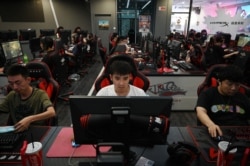 Para penggemar game online, tengah bermain di sebuah cafe internet di Beijing, 10 September 2021. (AFP)
