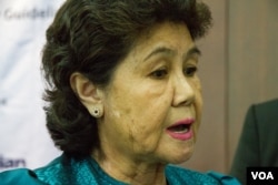 រូបឯកសារ៖ អ្នកស្រី​ តែ ម៉ានីរ៉ុង​ សមាជិកា​គណៈកម្មាធិការ​រៀបចំ​ការ​បោះឆ្នោត​ គ.ជ.ប នៅក្នុង​សិក្ខាសាលា​ស្តី​ពីគោលការណ៍​ណែនាំ​ សម្រាប់​ស្វែងរក​មតិគាំទ្រ​ ដើម្បី​សិទ្ធិ​ជនពិការ​ ក្នុងរាជធានី​ភ្នំពេញ​ កាល​ពី​ថ្ងៃទី២២ ខែឧសភា​ ឆ្នាំ២០១៧។ (ហ៊ាន សុជាតា/VOA)