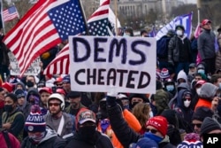 Donald Tramp tarafdorlari Kapitoliy oldida, Vashington, 6-yanvar, 2021