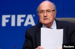 Presiden FIFA yang kembali terpilih Sepp Blatter tiba untuk konferensi pers setelah pertemuan luar biasa Komite Eksekutif di Zurich, Swiss, 30 Mei 2015.