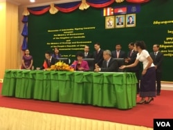 ពិធី​ចុះ​ហត្ថលេខា​លើ​ឯកសារ​អនុស្សារណៈ​យោគយល់​ចំ​នួនបី​ ផ្តោត​លើកិច្ច​គាំពារ​បរិស្ថាន​ ការ​អភិរក្ស​អេកូឡូស៊ី​ និងការ​ផលិត​ទឹកស្អាត ដែល​ធ្វើឡើងនៅ​ទីក្រុង​ភ្នំពេញ នៅ​ថ្ងៃ​ទី​៤​ ខែ​កក្កដា​ ឆ្នាំ​ ២០១៨។ (ហ៊ុល រស្មី/VOA)