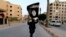 Seorang anggota yang loyal terhadap Negara Islam di Irak dan Syam (ISIS) mengibarkan bendera ISIL di Raqqa pada 29 Juni 2014. (Foto: Reuters)