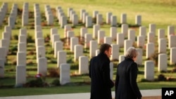 Britanska premijerka May, i francuski predsjednik Macron ,Thiepval Memorial ,Nov. 9, 2018.