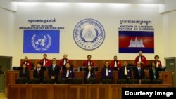 ទិដ្ឋភាព​ខាង​ក្នុង​សាល​សវនាការ​ អំឡុង​ពេល​ប្រកាស​សាល​ក្រម​នៃ​សំណុំ​រឿង​០០២/០១ កាល​ពី​ខែ​សីហា ឆ្នាំ​២០១៦។ (រូបថត​ផ្តល់​ឲ្យ​ដោយ ECCC)