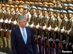 ប្រធានាធិបតី​អាមេរិក​អំឡុងពេល​ដំណើរ​ទស្សនកិច្ច​ក្នុង​ក្រុង​ហាណូយ កាល​ពី​ថ្ងៃ​ទី១៧ ខែ​វិច្ឆិកា ឆ្នាំ​២០០០។