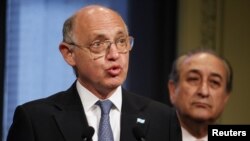 Le chancelier argentin Hector Timerman parle à la presse le 12 nov. 2012 du dispute avec le Ghana