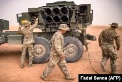 Arhiva - Američki vojnici pored M142 mobilnog višecevnog bacača raketa (HIMARS), tokom vežbe "Afrički lav" u jugoistočnom Maroku, 9. juna 2021.