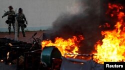 Demonstranti su zapalili barikade preko puta tržnog centra u gradu Ša Tin na istoku Hong Konga, 22. septembra 2019.