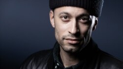 L'auteur américain Thomas Chatterton Williams, lors d'une séance photo à Paris le 10 mars 2021.