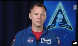Dalam cuplikan video dari NASA TV, NASA astronot Nick Hague yang selamat dari misi luar angkasa yang gagal dan pendaratan darurat pada 11 Oktober 2018, berbicara dari NASA Johnson Space Center di Houston, 16 Oktober 2018.