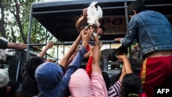 Ayam hidup dibagikan untuk membantu korban.