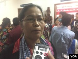 អ្នកស្រី​ មាស ស្រីមុំ​ វ័យ៤៨ឆ្នាំ​ ថ្លែង​អំពី​ការ​បណ្តេញ​ចេញ​ នៅ​រាជធានី​ភ្នំពេញ​ កាលពីថ្ងៃទី​១៣​ ខែ​ធ្នូ​ ឆ្នាំ២០១៦។​ (ហ៊ុល រស្មី/VOA)