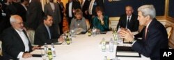 Iranian Foreign Minister Mohammad Javad Zarif (L) former EU foreign policy chief Catherine Ashton (Rear C), and U.S. Secretary of State John Kerry (R) wait for the start of closed-door nuclear talks with Iran in Vienna, Austria, Nov. 21, 2014.