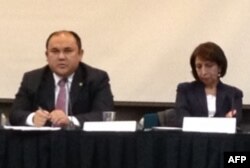 Muktar Jumaliev, Qirg'izistonning AQShdagi elchisi va Ana Lusiya Koronel, Xalqaro Valyuta Jamg'armasi vakili