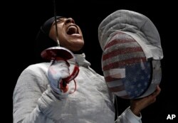 Atlet anggar AS Ibtihaj Muhammad saat bertanding melawan Rusia di babak semifinal Olympiade Rio de Janeiro 2016.