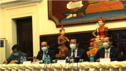 រដ្ឋមន្ត្រី​ក្រសួង​យុត្តិធម៌ ​លោក​ កើត​ រិទ្ធ (នៅខាងស្តាំដៃទីពីរ) នៅក្នុងសន្និសីទ​ព័ត៌មាន​ ធ្វើឡើង​នៅ​ទីក្រុងភ្នំពេញ​ ថ្ងៃទី​១៨ ខែឧសភា​ ឆ្នាំ​២០២០។ (ហ៊ុល រស្មី/វីអូអេ)​