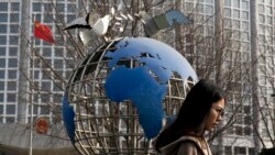 一名女子走过北京的中国外交部大楼。（2019年1月29日）