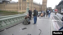 Injured people are assisted after an incident on Westminster Bridge in London, March 22, 2017.