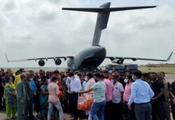 Para pengungsi di bandara Kabul, Afghanistan, dalam upaya melarikan diri dari Taliban. (Sumber: Reuters )