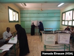 Some observers are cautioning a low turnout at the polls, based on low turnout during the 2014 presidential elections. Photo taken at polling station in Giza, Egypt, Oct. 18, 2015.