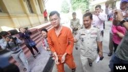 លោក នី ចរិយា អគ្គលេខាធិការរងនៃគណៈកម្មាធិការជាតិរៀបចំការបោះឆ្នោត (គ.ជ.ប) ដែល​កំពុង​ជាប់ឃុំ​ពាក់ព័ន្ធនឹង​ករណី​រឿង​អាស្រូវ​ផ្លូវ​ភេទ​អនុ​ប្រធាន​គណបក្ស​សង្រ្គោះ​ជាតិ​លោក កឹម សុខា ត្រូវ​សមត្ថកិច្ច​នាំ​ខ្លួន​ទៅតុលាការកំពូលនៅ​រាជធានីភ្នំពេញ នៅថ្ងៃពុធ ទី២៣ ខែវិច្ឆិកា ឆ្នាំ២០១៦។ (កាន់ វិច្ឆិកា/VOA)