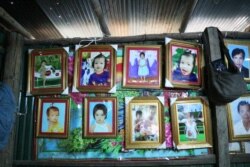 រូបថត​របស់កូនស្រីទាំងពីររបស់អ្នកស្រី សេត ស្រីមុំ ដែលស្លាប់ដោយសារលង់ទឹក ត្រូវព្យួរលើជញ្ជាំងផ្ទះ កាលពីថ្ងៃទី១៣ ខែតុលា ឆ្នាំ២០១៩។ (កាន់ វិច្ឆិកា/VOA)