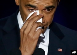 Obama nutqi davomida ko'ziga yosh oldi, Chikago, 10-yanvar, 2017-yil.