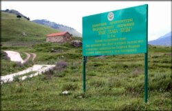 ამ დაფაზე წერია, რომ თხაბა ერდის რუსეთის ფედერალური მნიშვნელობის კულტურის მემკვიდრეობის ძეგლის სტატუსი აქვს და მისი დაზიანება კანონით ისჯება