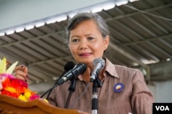 រូបឯកសារ៖ លោកស្រី មូរ សុខហួរ អនុ​ប្រធាន​គណបក្ស​សង្គ្រោះ​ជាតិ​ ក្នុង​ពិធី​ជួបជុំ​បេក្ខនារី​សម្រាប់​ការបោះឆ្នោត​ឃុំ​សង្កាត់ នៅ​ទីស្នាក់ការ​គណបក្ស​ ក្នុង​រាជធានី​ភ្នំពេញ នៅ​ថ្ងៃទី​១៧​ ខែ​ឧសភា​ ឆ្នាំ​២០១៧។ (ហ៊ាន សុជាតា/VOA)