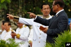 រូបឯកសារ៖ លោកនាយករដ្ឋមន្ត្រីកម្ពុជា និង​លោក ស ខេង សន្ទនាគ្នានៅក្នុងពិធីបុណ្យឯករាជ្យជាតិ រាជធានីភ្នំពេញ ថ្ងៃទី៩ ខែវិច្ឆិកា ឆ្នាំ២០១៧។