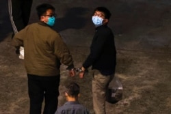 前香港众志秘书长黄之锋和主席林朗彦被判入狱后抵达荔枝角收押所。（2020年12月2日）