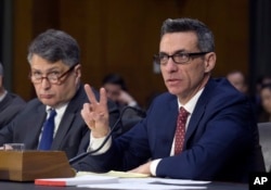 外交政策研究所国家安全项目高级研究院克林特·瓦茨(右)在参议院情报委员会作证。（2017年3月30日）