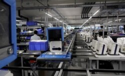 Ventilator Hamilton Medical AG diangkut dengan konveyor di pabrik di Domat/Ems, Swiss 18 Maret 2020. Indonesia masih bergantung pada impor alat-alat kesehatan. (Foto: REUTERS/Arnd Wiegmann)