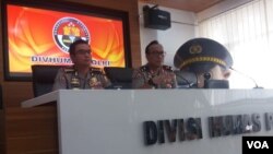 Kepala Biro Penerangan Masyarakat Divisi Humas Polri, Brigjen Dedi Prasetyo (kanan) dalam jumpa pers di kantornya, Senin (6/5). (VOA/Fathiyah)
