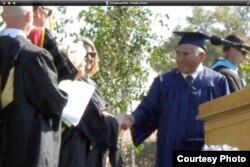 宫田的女儿为他拍的高中毕业典礼情景（宫田女儿辛蒂提供）