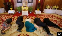 People pray in front of a portrait of Thai King Bhumibol Adulyadej at Grand Palace in Bangkok, Thailand, Feb. 18, 2016.
