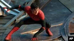 Tom Holland dalam sebuah adegan "Spider-Man: No Way Home" dari Columbia Pictures. (Gambar Sony via AP)