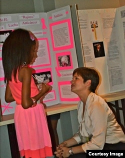Mónica Feliú-Mójer speaks with a student who participated in one of Ciencia Puerto Rico's K-12 projects. (CienciaPR)