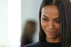 Aktris Zoe Saldana menghadiri koleksi busana Tory Burch Fall/Winter 2019 selama New York Fashion Week di New York, AS, 10 Februari 2019. (Foto: REUTERS/Caitlin Ochs)