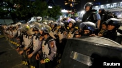 Para anggota polisi siaga mengamankan kantor Bawaslu di Jakarta, Selasa (21/5). (Foto: /Willy Kurniawan).